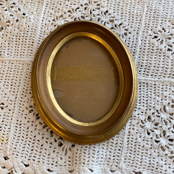 Vintage Oval Frame! 61/2”x51/2”